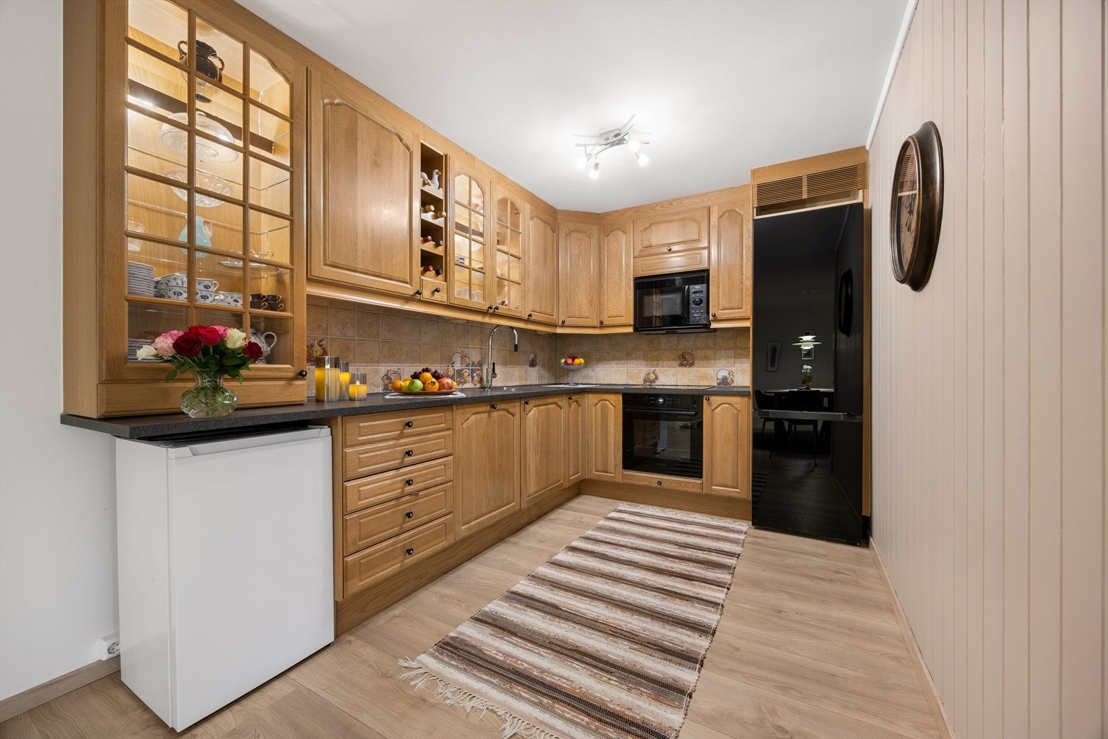 Sigdal-innredningen ble montert i 2001 og har profilerte fronter, vitrineskap og laminerte benkeplater Galleribilde