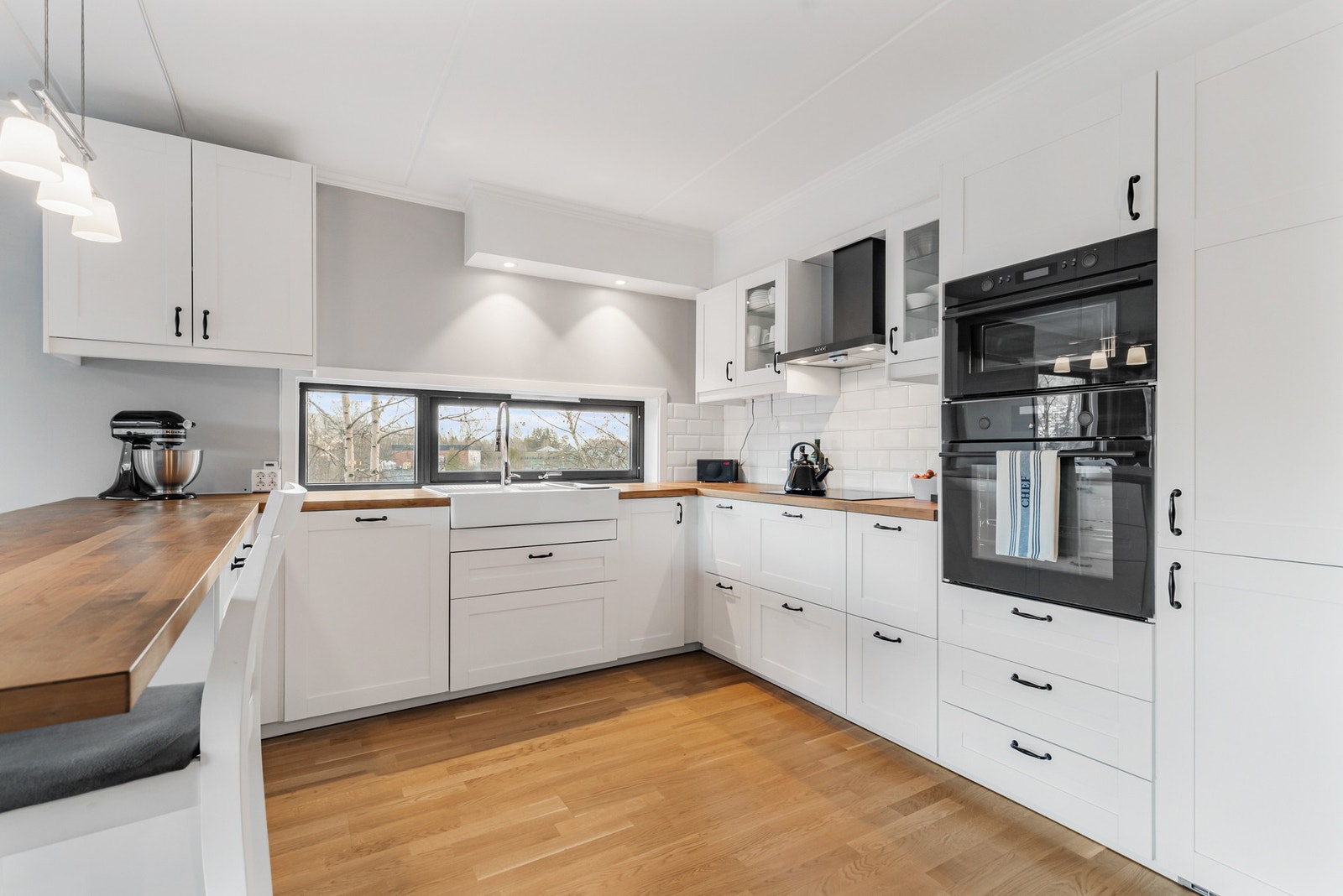 Kjøkkenet har en nedfelt porselenvask med ettgreps-blandebatteri. I tillegg er automatisk vannstoppesystem og komfyrvakt montert Galleribilde