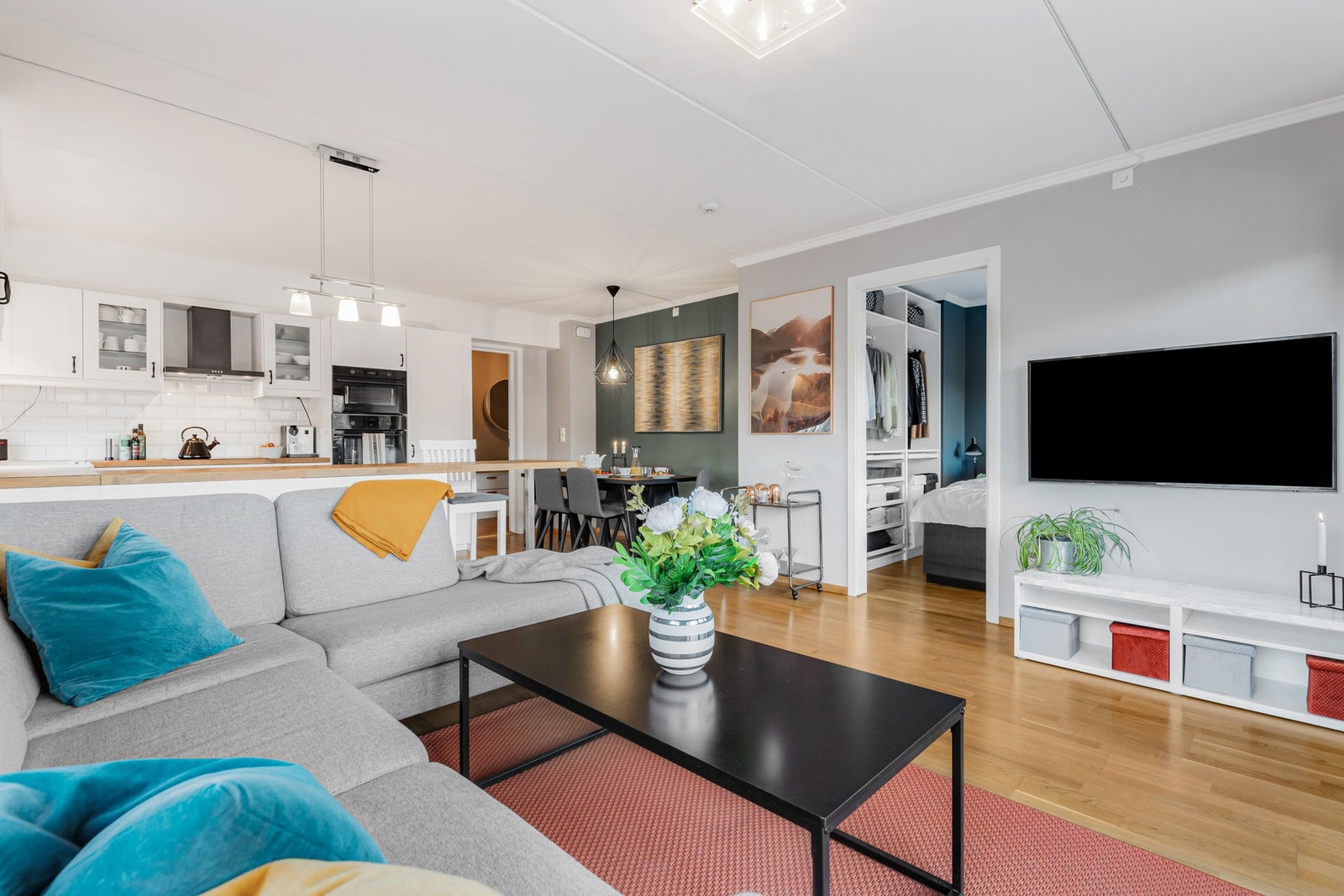 Det ble lagt nytt parkettgulv i stue og kjøkken i 2020 Galleribilde