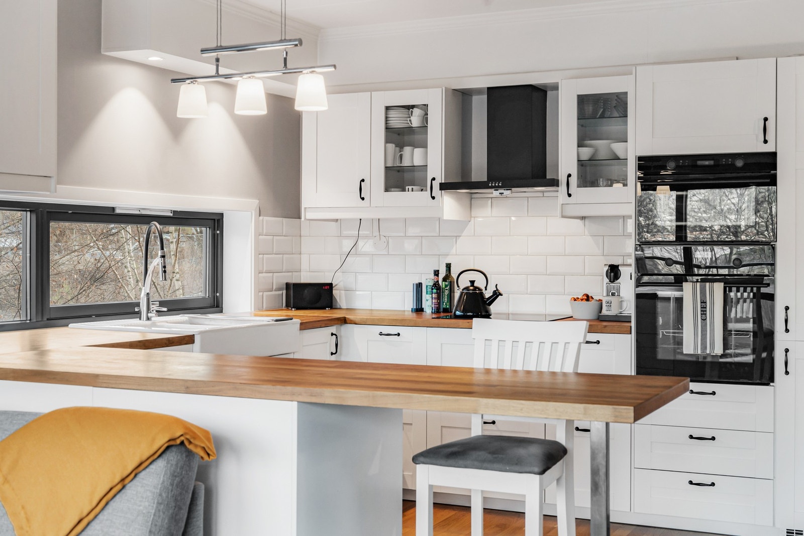 Pen kjøkkeninnredning fra 2016 med slette fronter og benkeplate av finer og tre Galleribilde