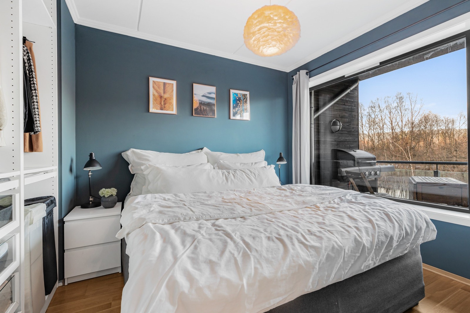 Leiligheten har totalt to soverom, begge med 3-stavs parkettgulv og slette, blåmalte vegger Galleribilde