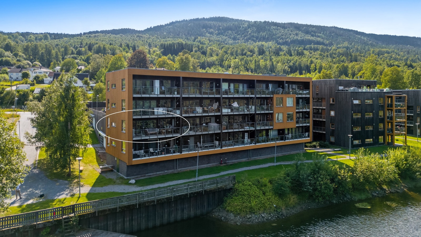 Boligen har god internbeliggenhet i enden og med flott elveutsikt Galleribilde