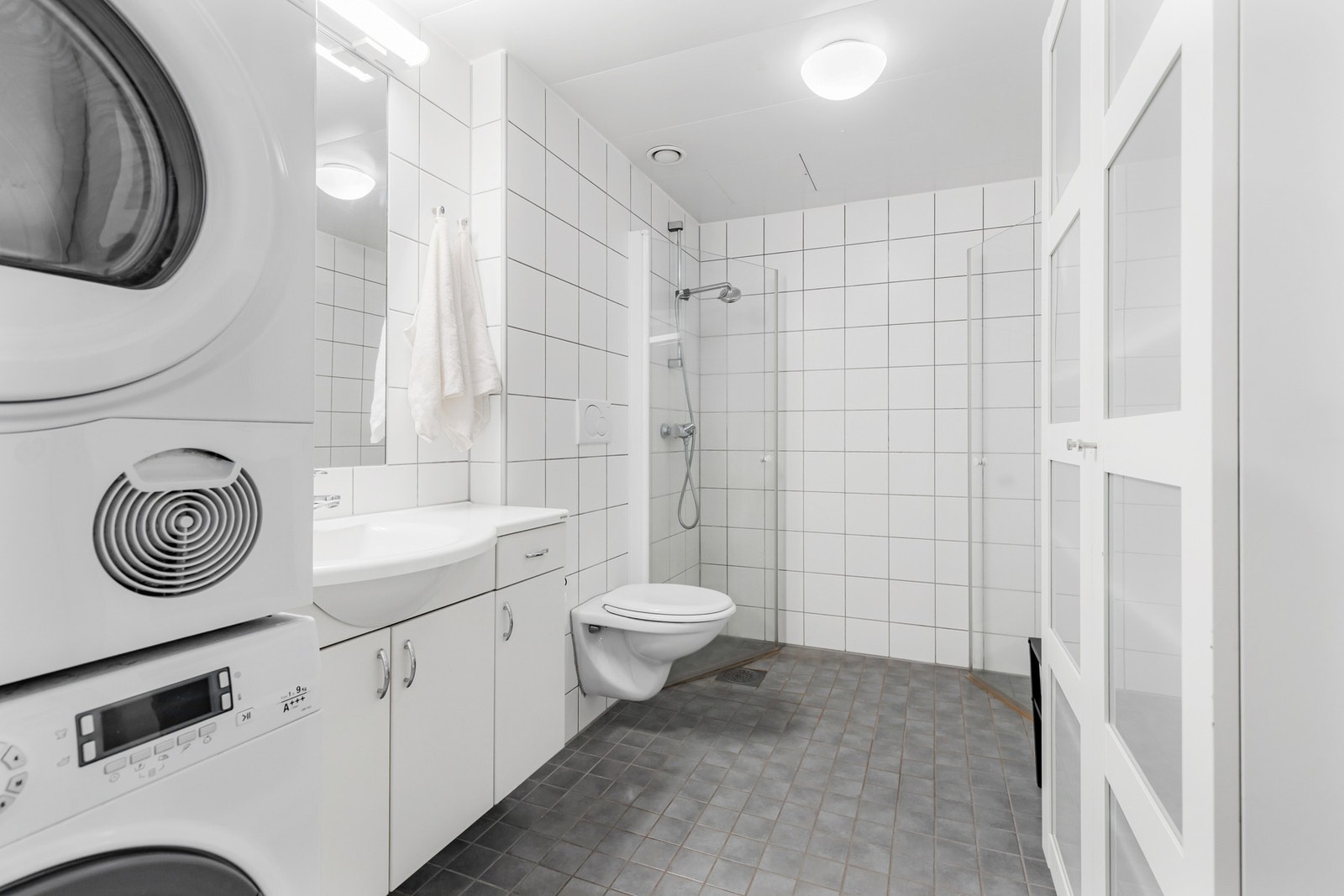 Helfliset bad med hvitmalt, slett himling og varmekabler i gulv Galleribilde