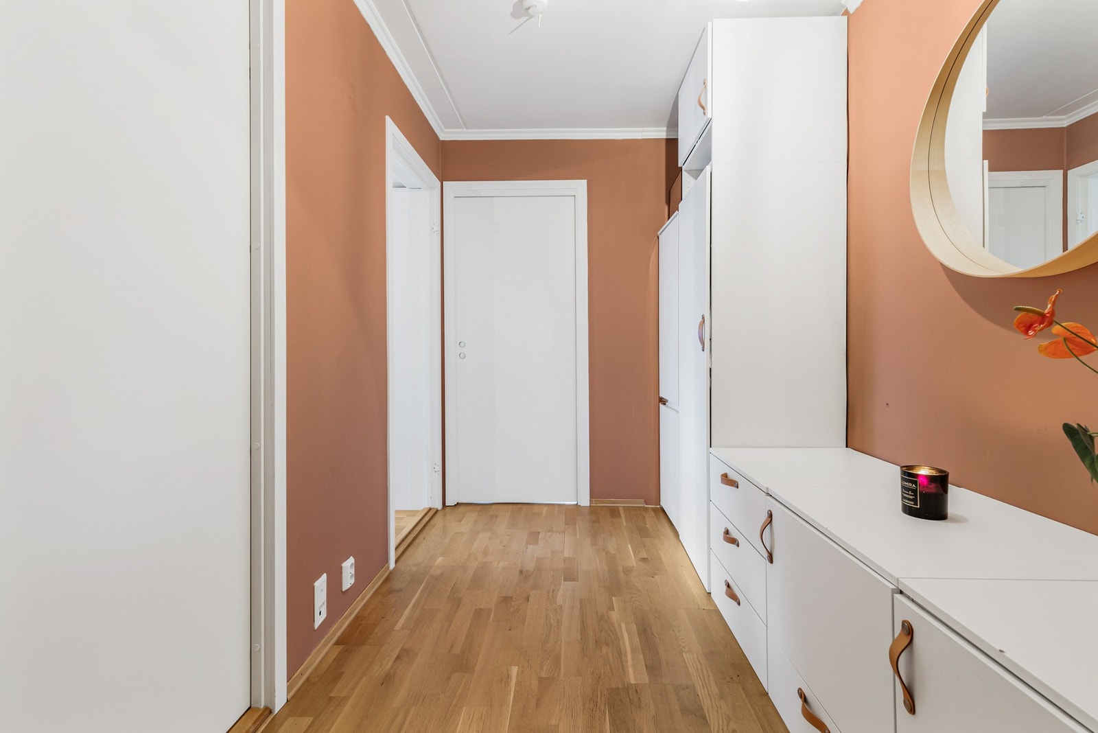 Det er fin plass til garderobeløsning for oppbevaring av yttertøy og sko Galleribilde