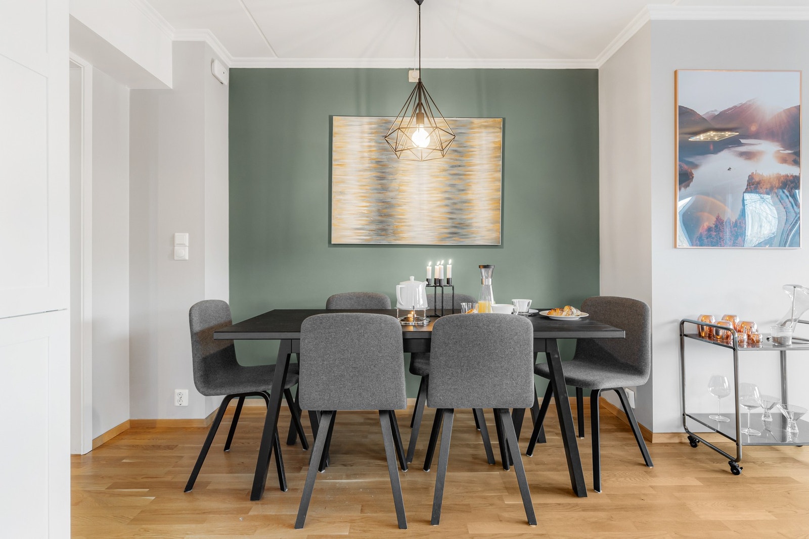 Her er det god plass til både sofa- og spisegruppe Galleribilde