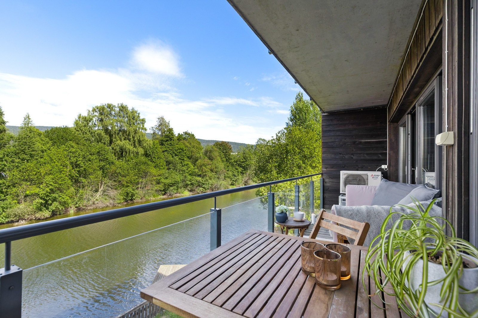 Den er oppført i betong og stål, med terrassebord lagt over betongdekket Galleribilde