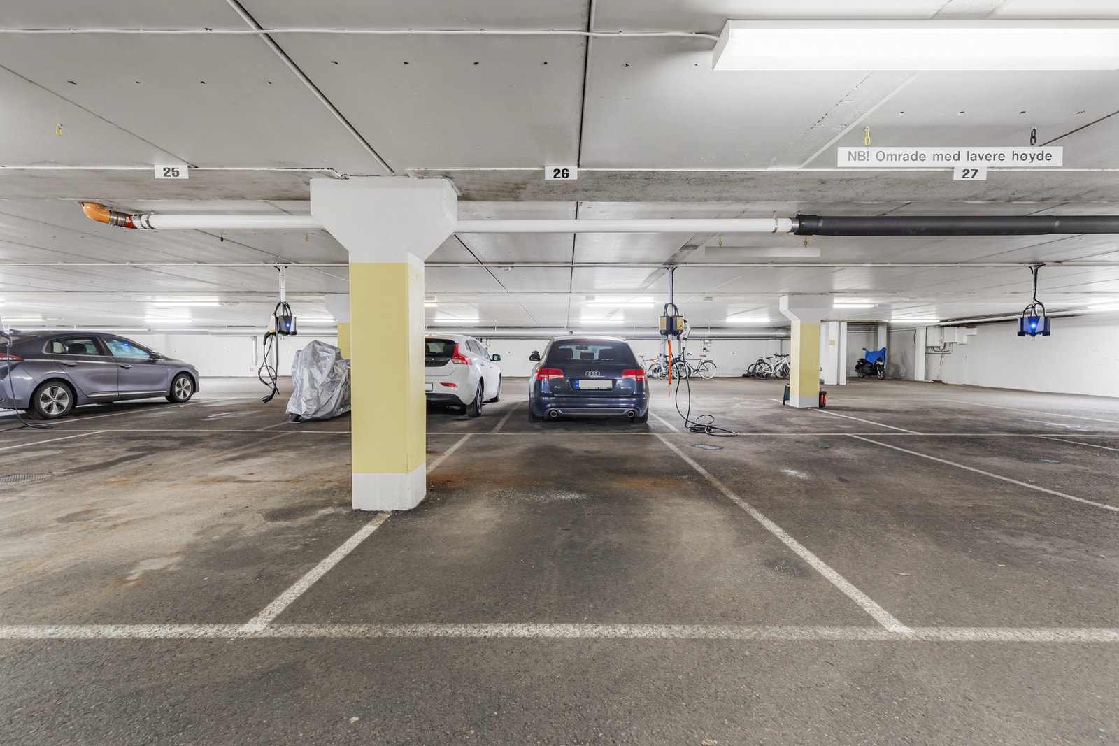 Leiligheten disponerer én biloppstillingsplass i felles garasjeanlegg Galleribilde