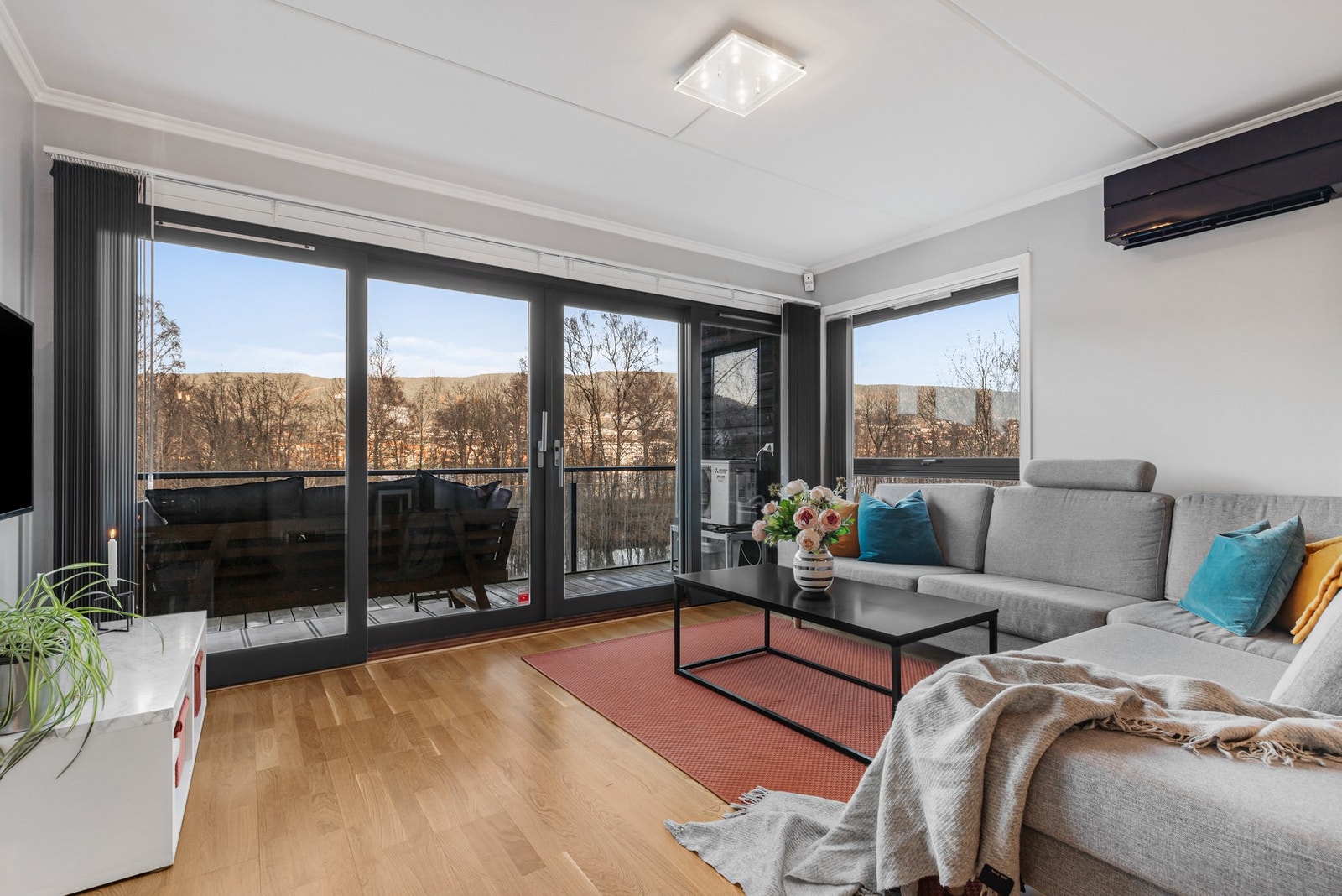 Rommet har flere store vindusflater som slipper inn rikelig med naturlig lys Galleribilde