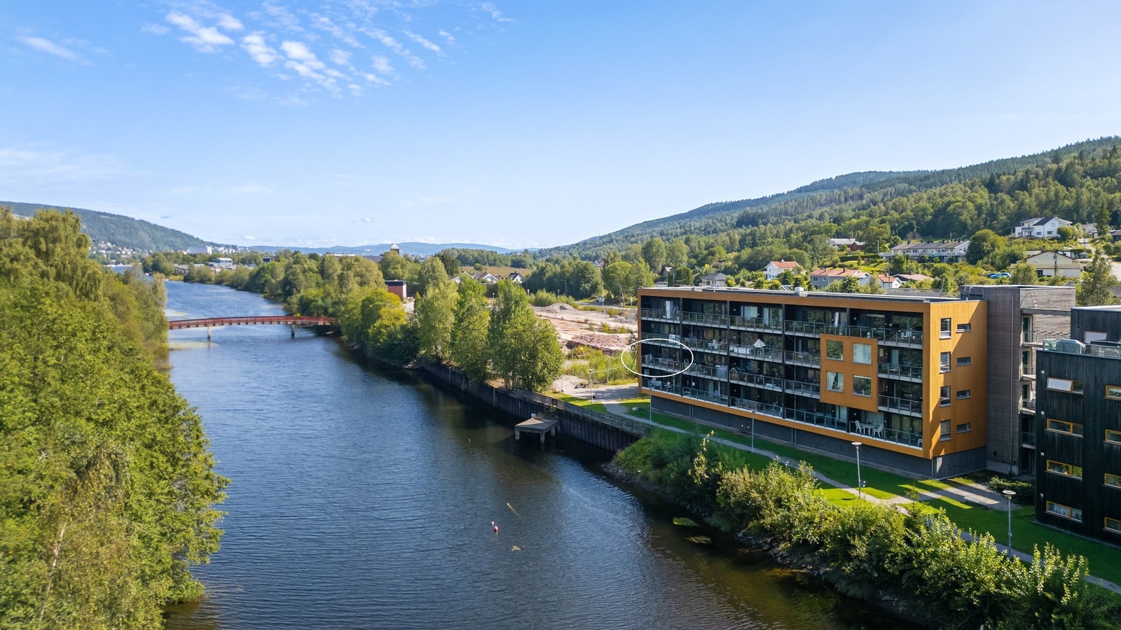 Øvre Eikervei 130 har en idyllisk beliggenhet ved elvebredden, som er omgitt av grøntområder og vakre turstier med gang og sykkelvei langs elva Galleribilde