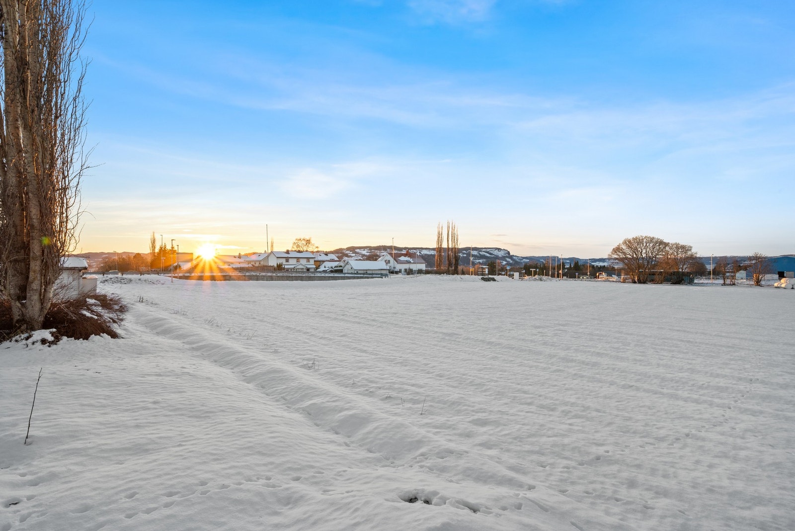 Eiendommen grenser mot åker, med fantastisk utsikt og skjermet beliggenhet. Galleribilde