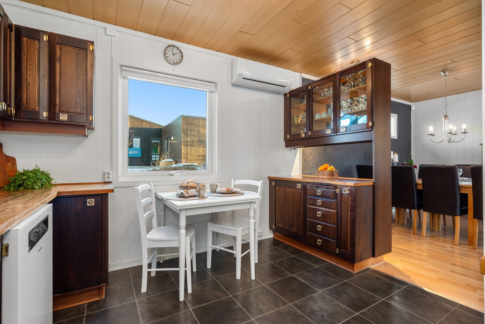 Kjøkkenet har en åpen løsning ut mot stua. De fleste vinduer i 1. etasje ble skiftet i 2018. Galleribilde