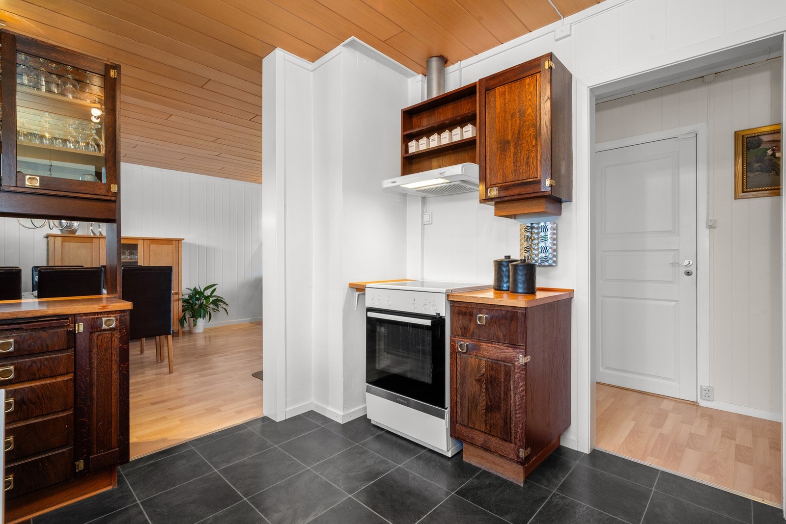 Kjøkkenet har praktisk adkomst både fra stue og gang. Galleribilde