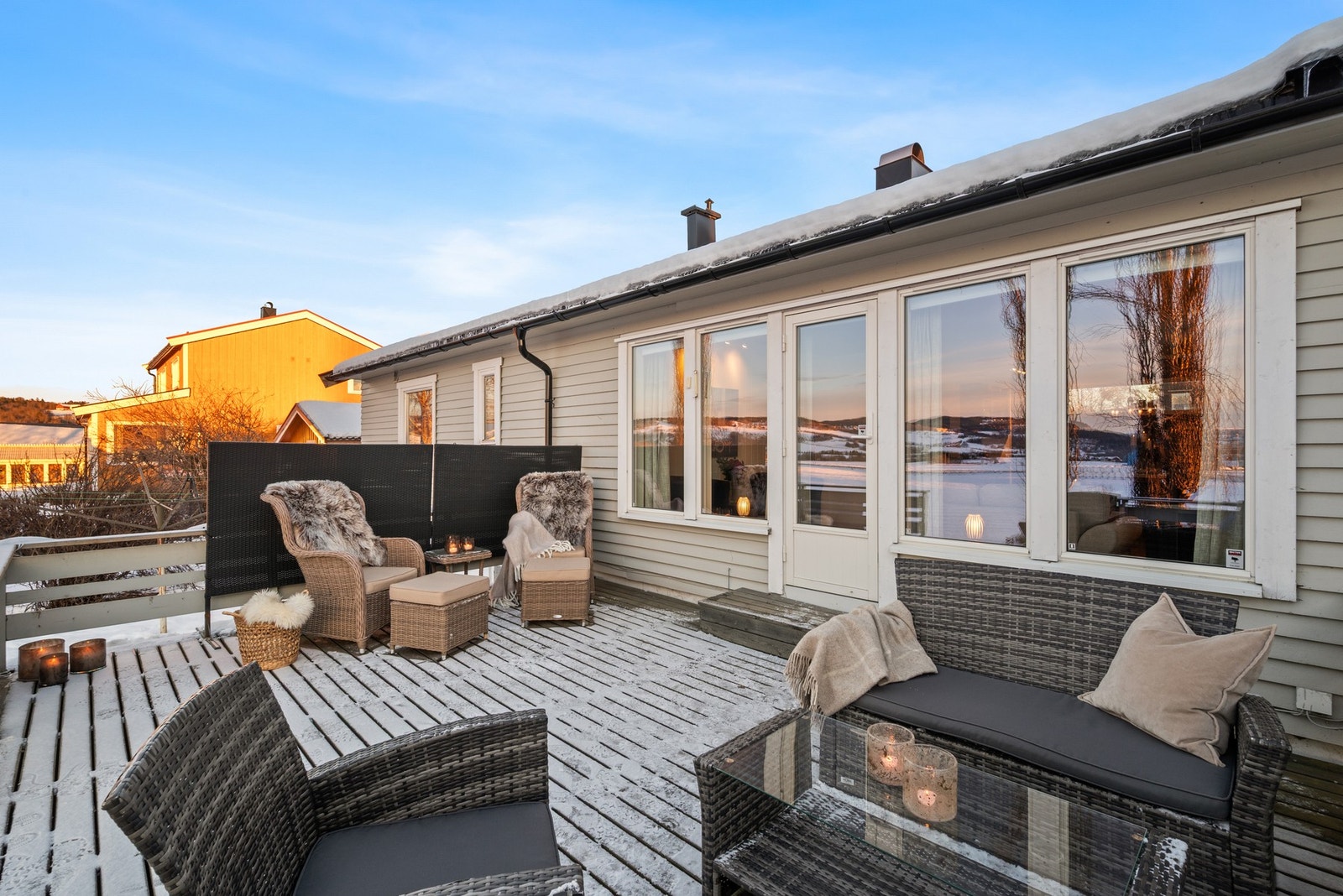 Terrassen er på ca. 21 kvm, og ligger skjermet for trafikk og forbipasserende. Galleribilde