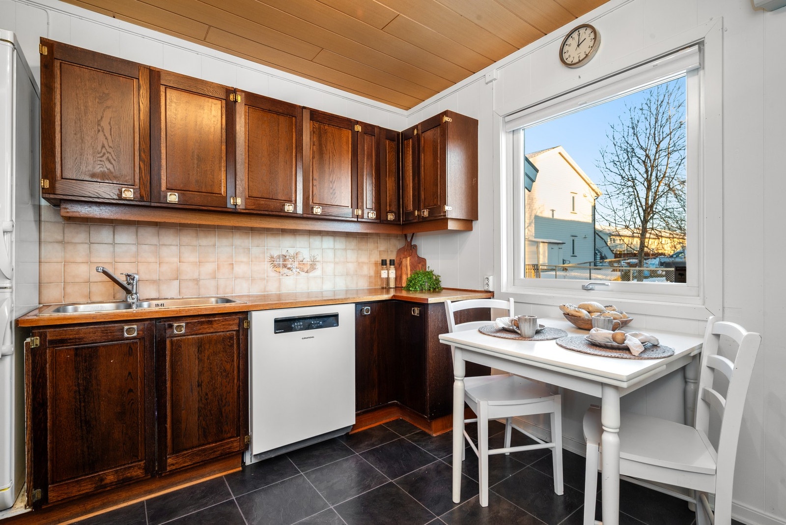 Kjøkkenet har innredning i heltre, og er inndelt i flere soner. Galleribilde