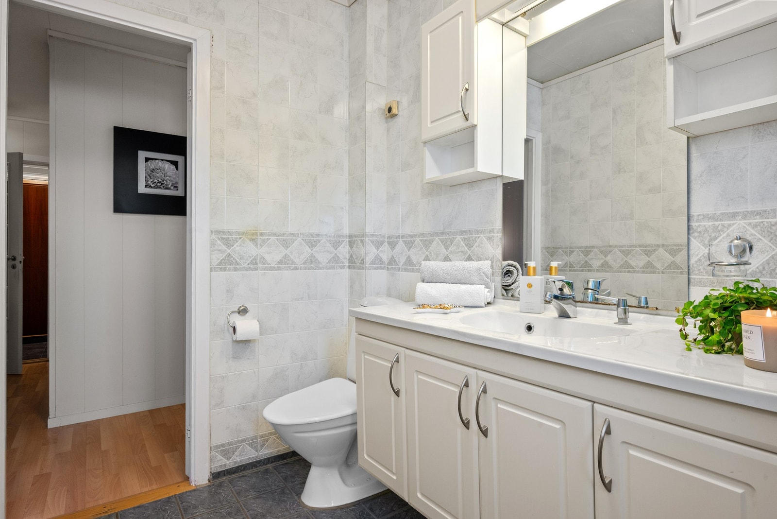 Her er det innredning med servant, toalett og dusjkabinett. Galleribilde