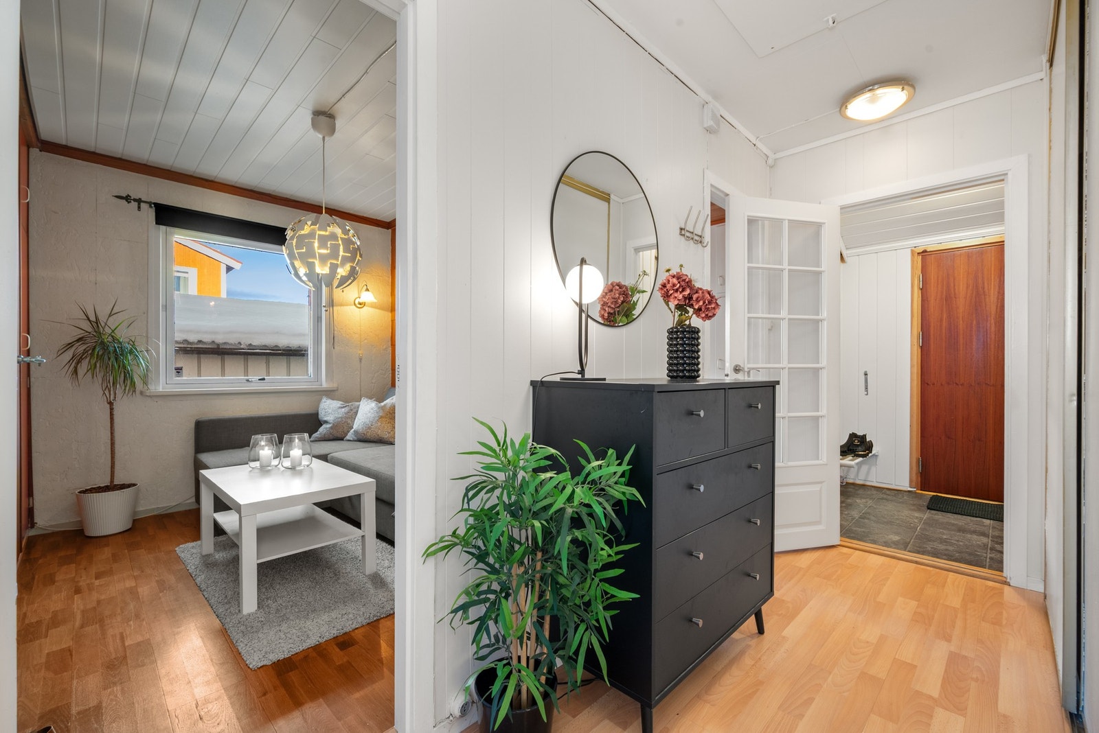 Boligen har en praktisk entre med flis på gulv og god plass til ytterklær og sko. Galleribilde