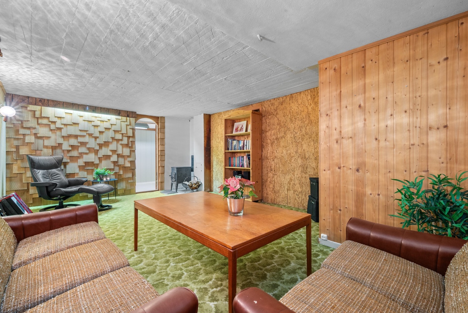 Opprinnelig garasje er i dag innredet som kjellerstue. Rommet er ca. 21 kvm. Galleribilde