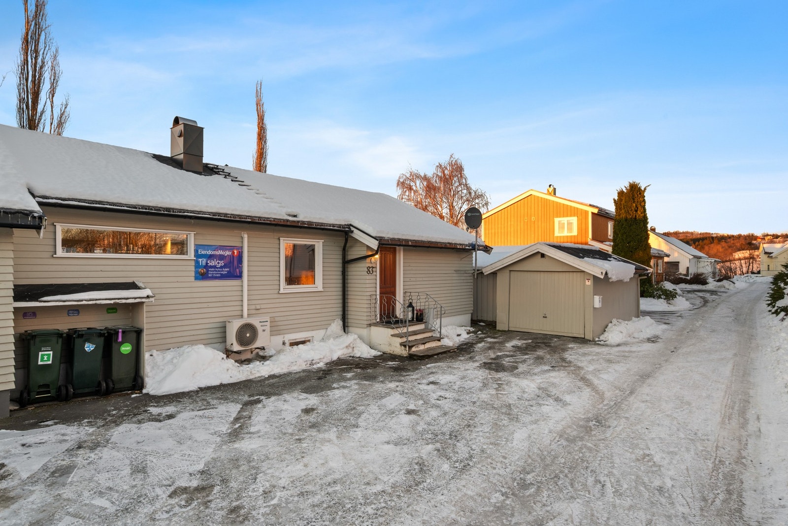 Det er parkering i egen garasje, samt. gårdsplass. Galleribilde