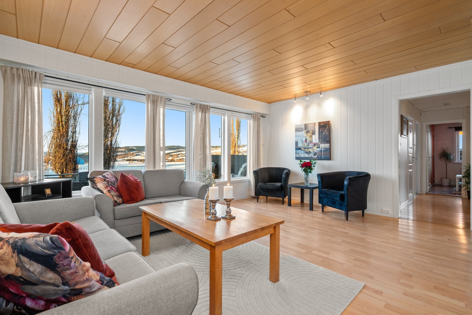 Fra stua er det store vindusflater og utgang til terrasse og hage. Vinduene her har også montert solskjerming. Galleribilde