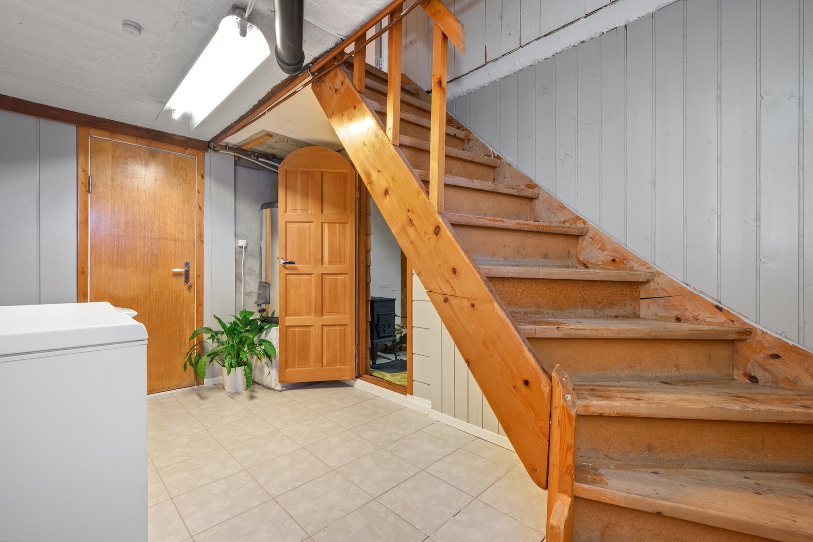 Kjelleren byr på vaskerom og rikelig med lagringsplass. Galleribilde