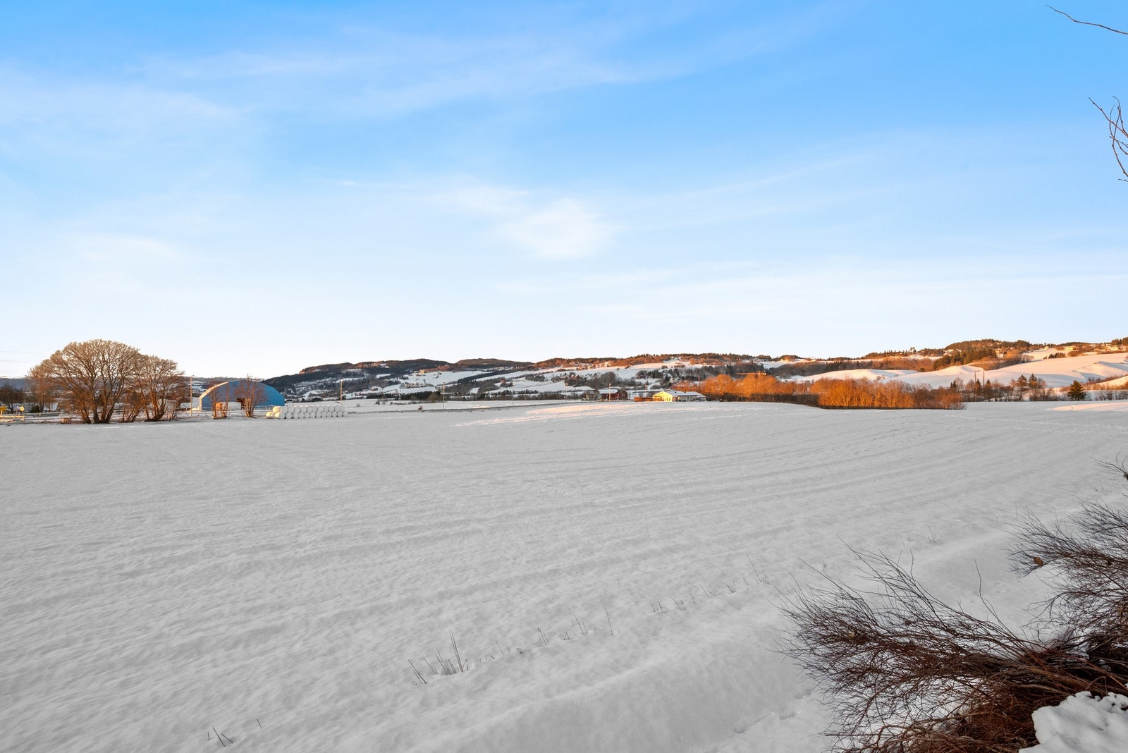 Fra eiendommen er det ca. 500 meter til skole, 700 meter til nærmest butikk, samt. kollektive forbindelser i umiddelbar nærhet. Galleribilde