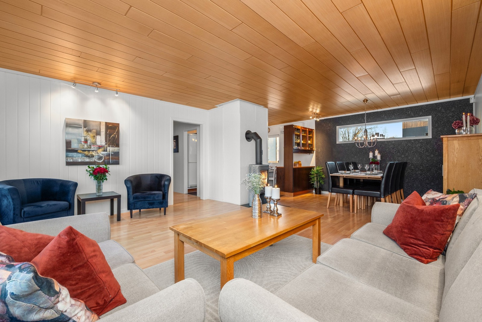 Her presenteres en vertikaldelt halvpart av tomannsbolig med innholdsrik planløsning og meget god beliggenhet på Leinstrand, ved Klett. Galleribilde