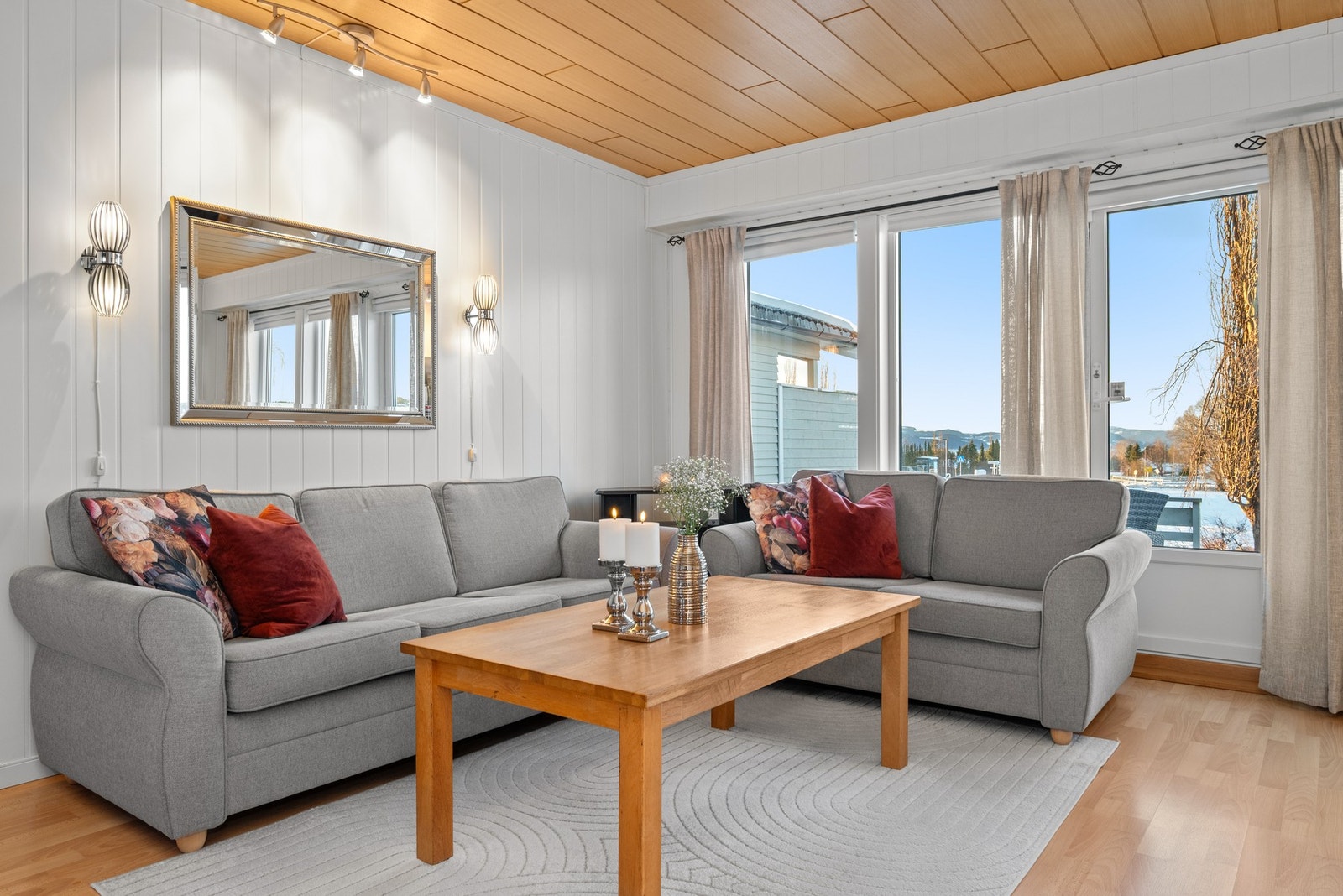 Hovedetasjen byr på romslig stue- og kjøkkenløsning på ca. 40 kvm. Galleribilde