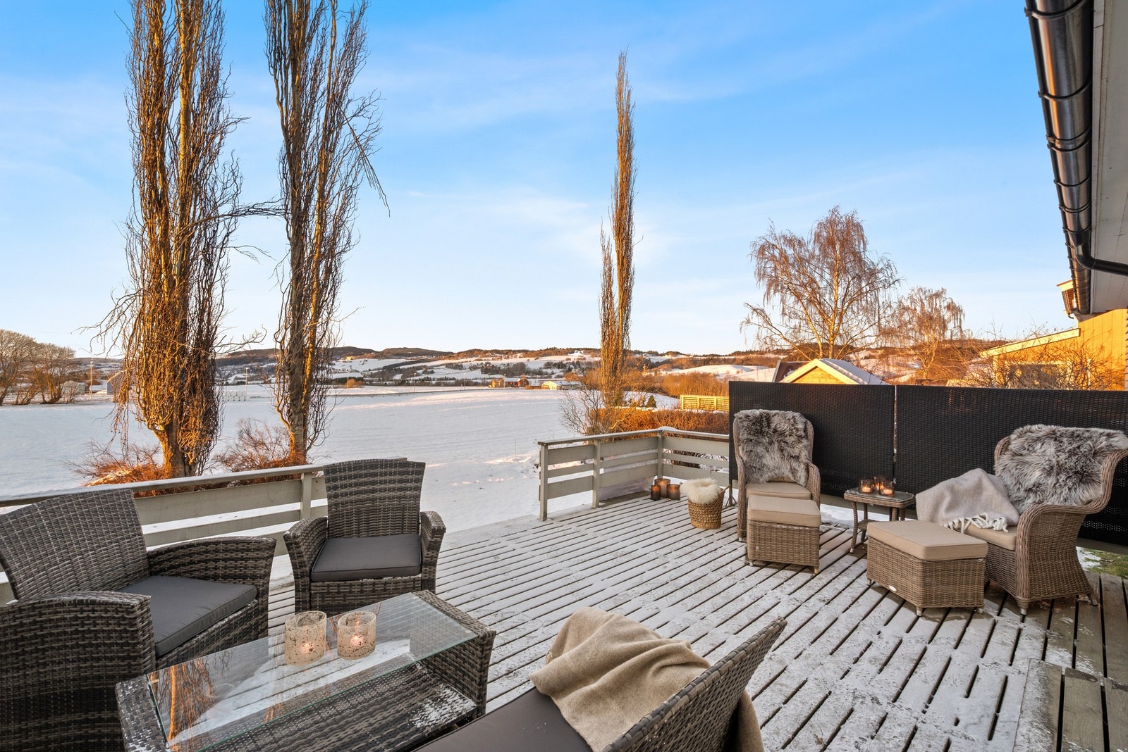 Fra stua er det utgang til en solrik og skjermet terrasse med videre adkomst til hagen. Galleribilde