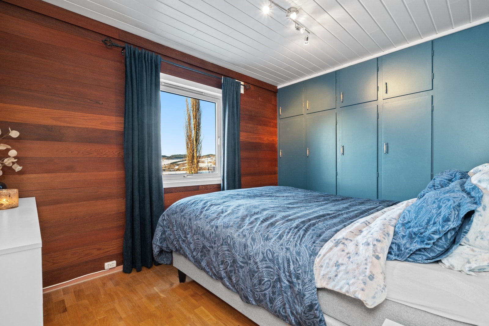 I hovedetasjen finner vi tre soverom. Hovedsoverommet er på ca. 11 kvm. Galleribilde