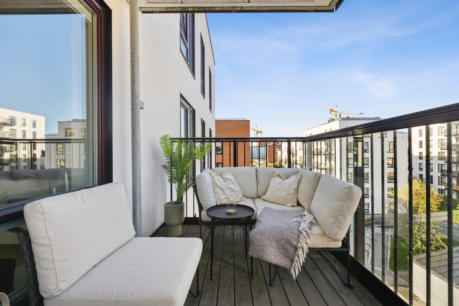 Her kan du fint innrede med passende utemøblement og nyte godværet. Galleribilde