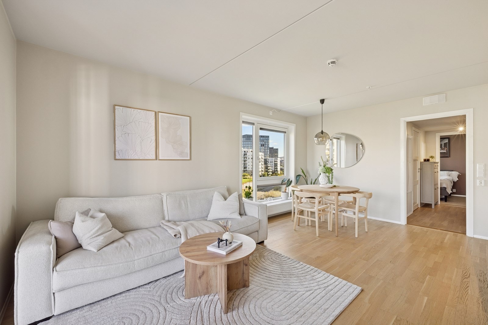 Leiligheten har hjørne beliggenhet og kan derav skilte med vinduer på 2 sider. Galleribilde