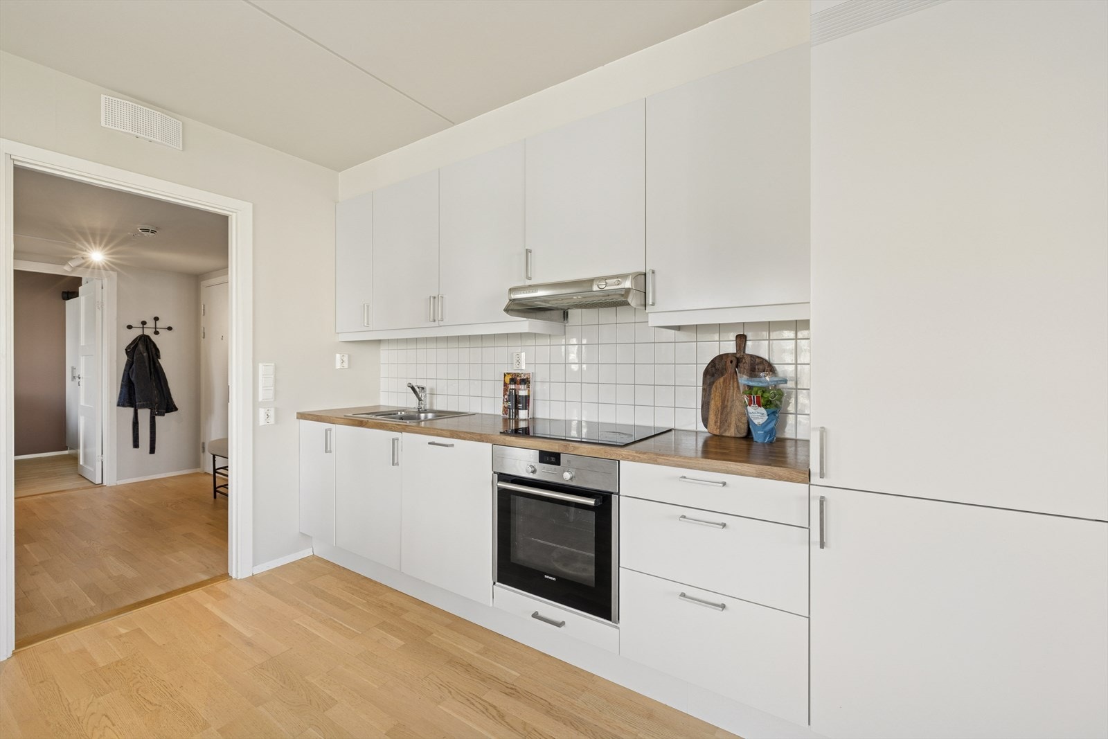 Leiligheten har en Sigdal kjøkkeninnredning fra byggeåret 2017. Galleribilde