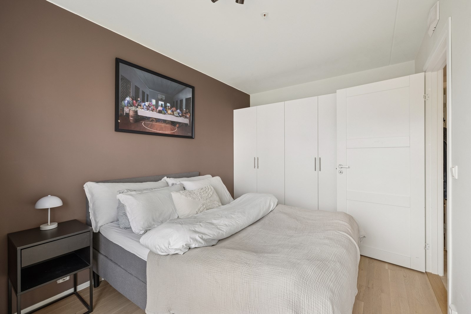 Det er montert garderobeskap som gir praktisk oppbevaringsplass. Galleribilde