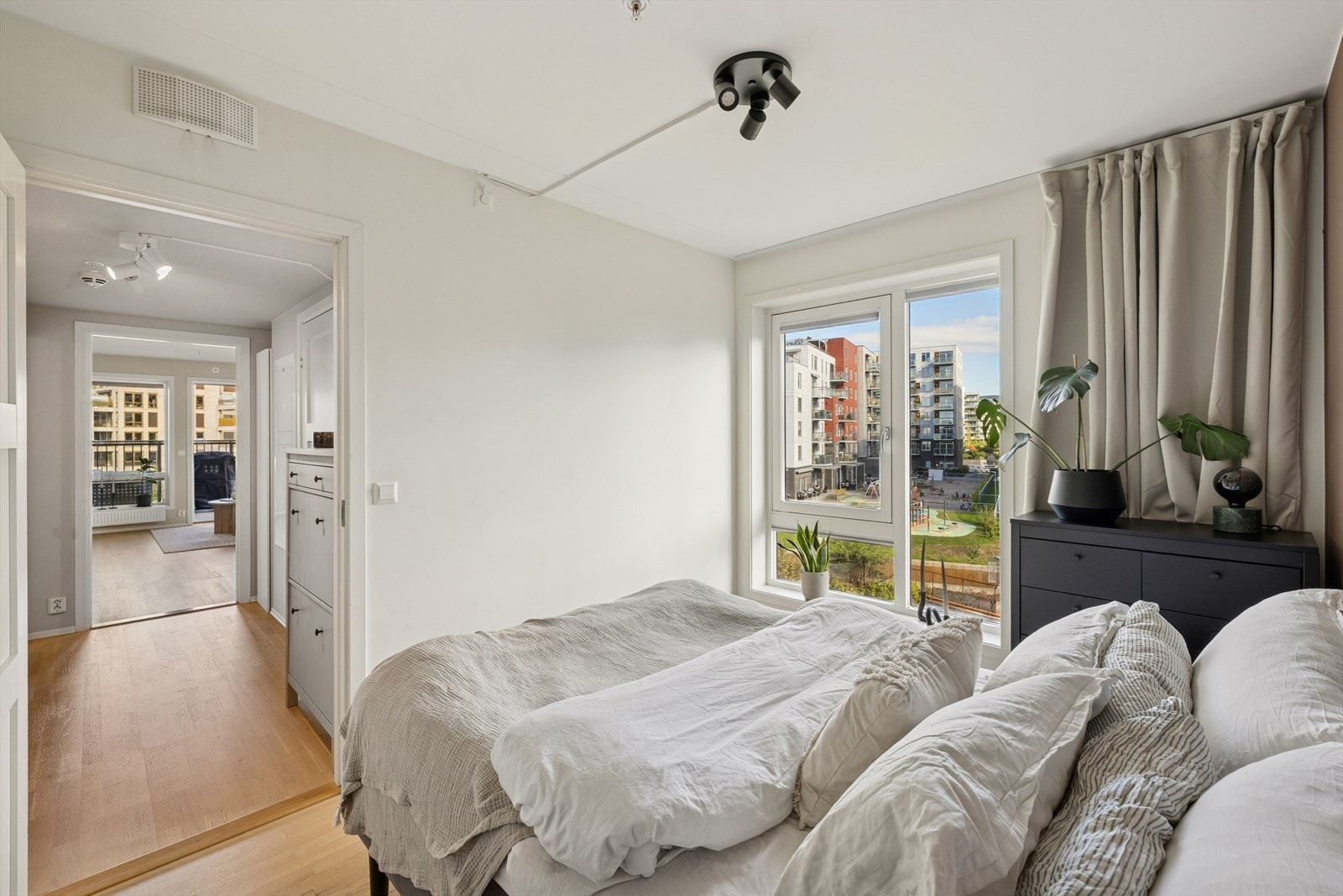 Rommet har en god størrelse som gir plass til dobbeltseng og tilhørende møbler. Galleribilde