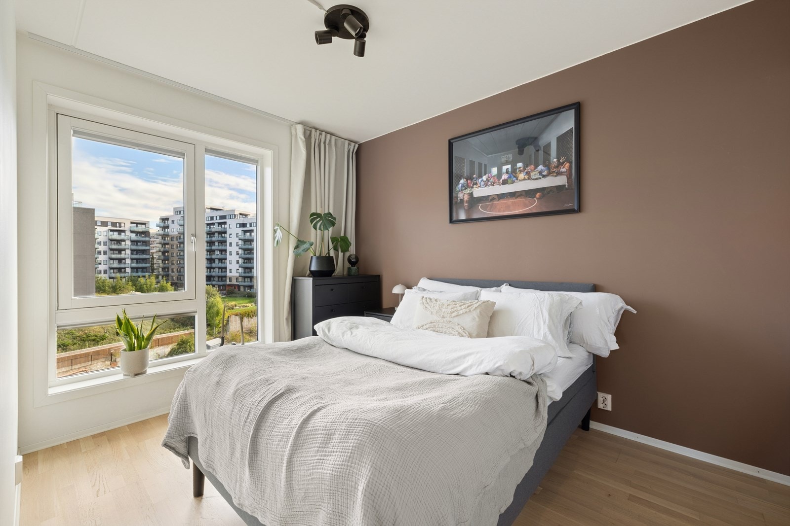 Soverommet fremstår som lyst og innbydende med parkett på gulvet og kontrastmalt vegg som gir rommet et delikat preg. Galleribilde