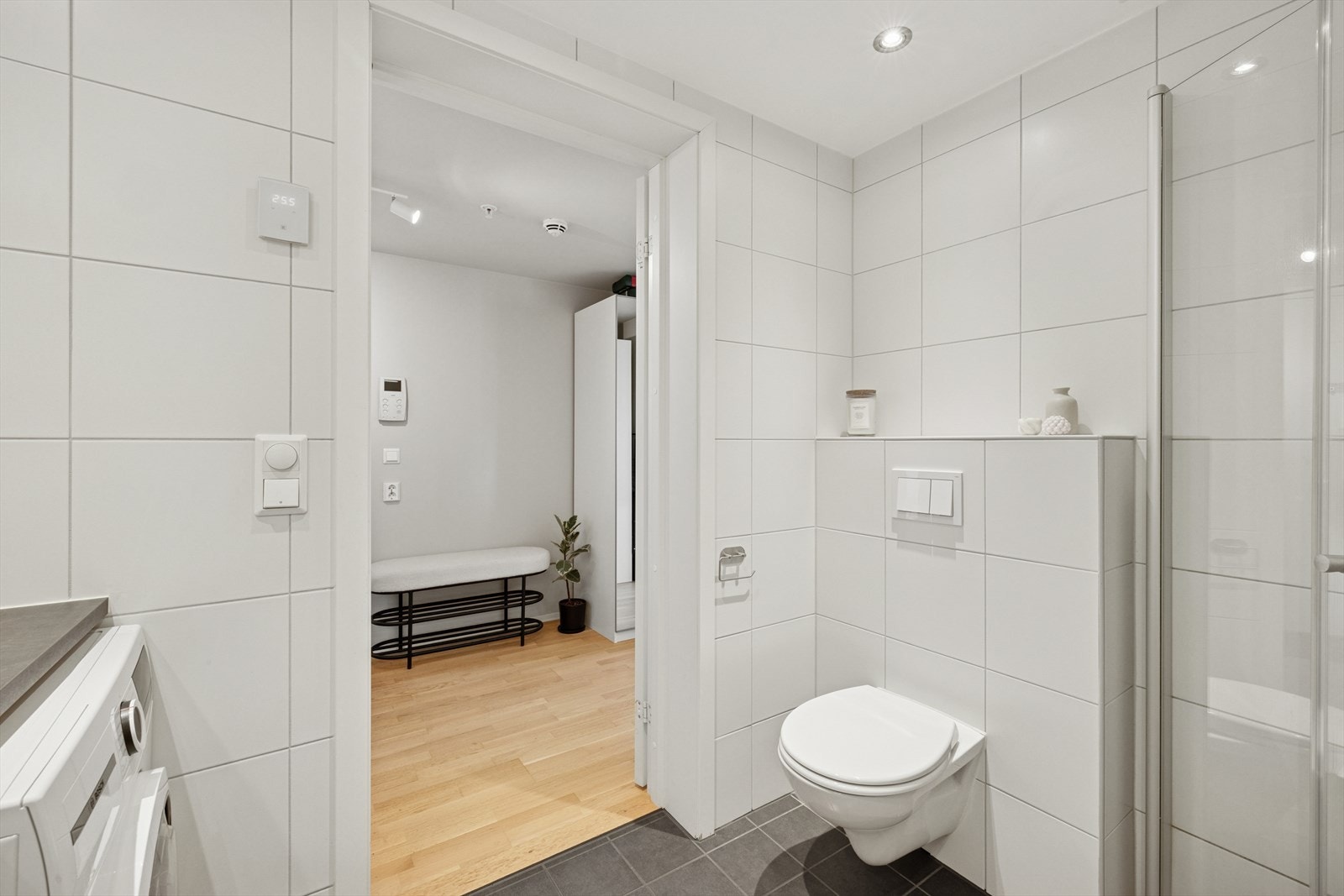 Rommet har downlights med dimmer for ønsket belysning. Galleribilde