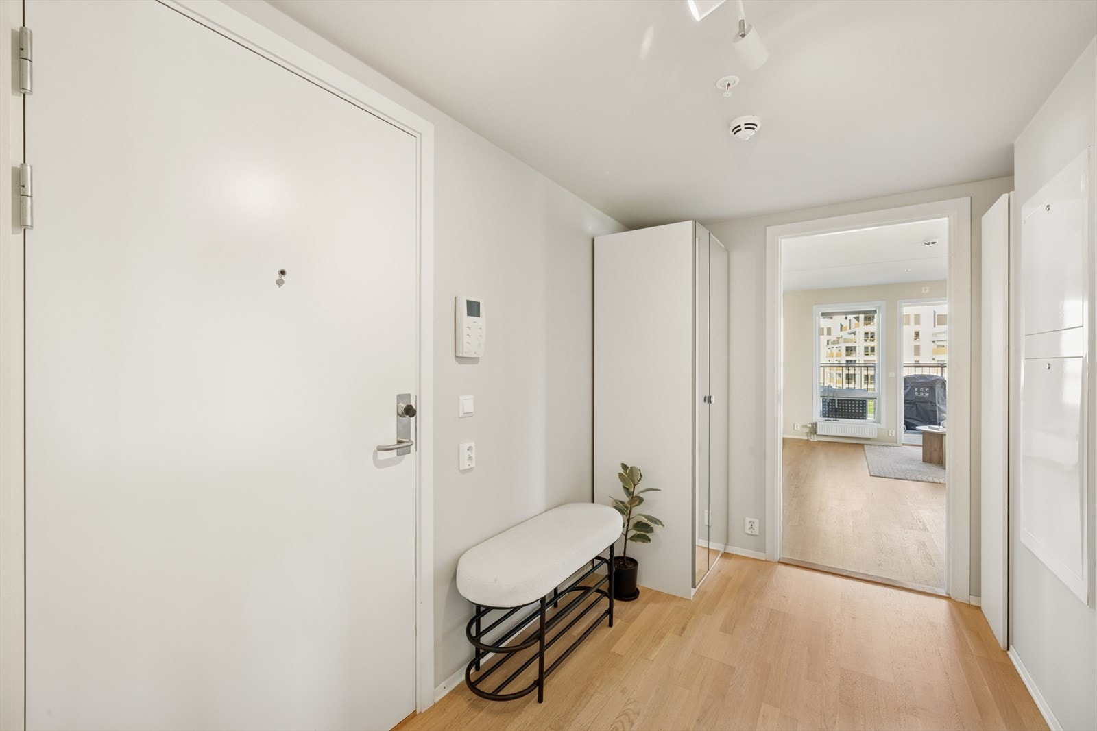 Entreen er også praktisk plassert i gjennomgående løsning mellom soverommet og stue- og kjøkkenet. Galleribilde