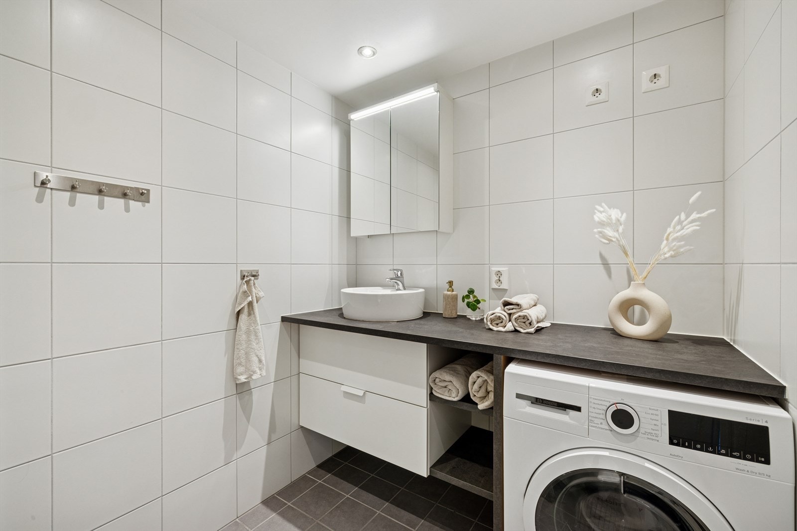 Leiligheten har et lyst og fint flislagt bad med varmekabler og holder fin standard fra byggeåret. Galleribilde