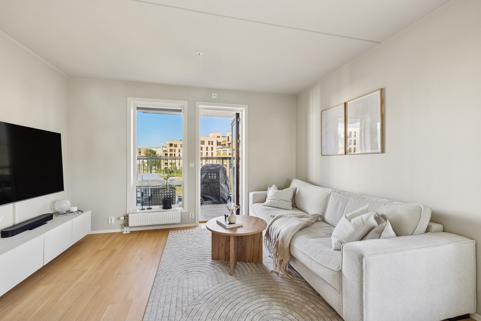 Med god størrelse er det plass til å innrede rommet med en romslig 3-seter og spisebord i andre enden. Galleribilde