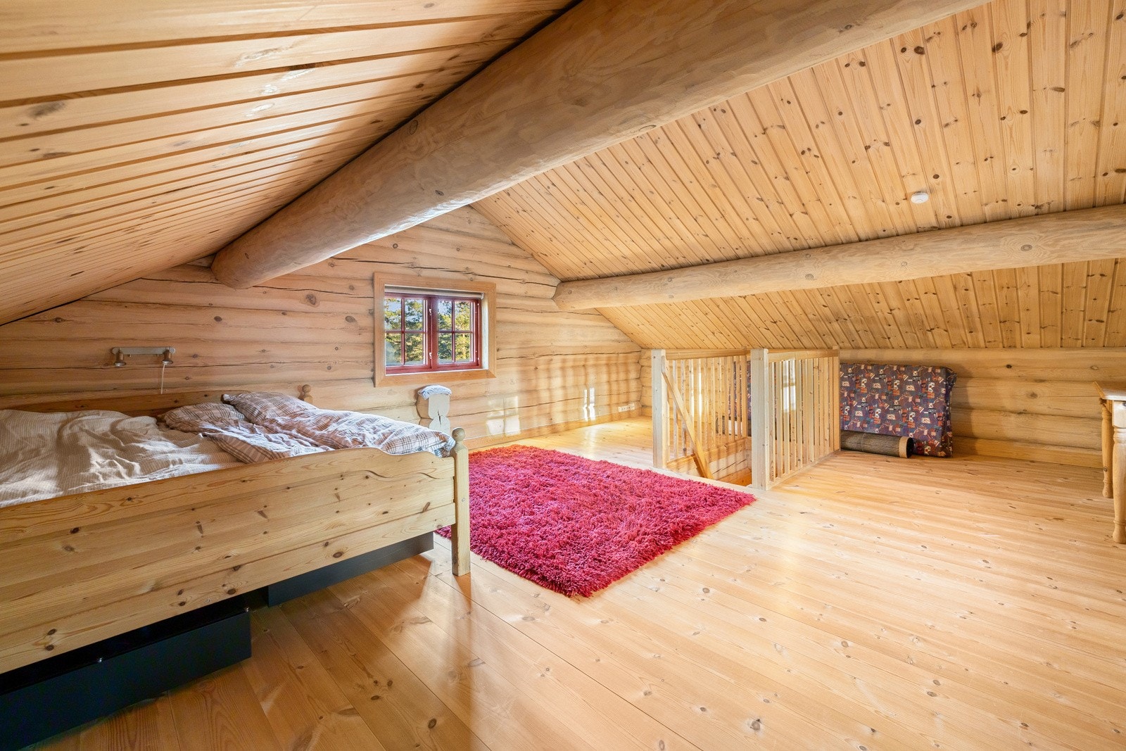 Rommet er fleksibelt i bruk og egner seg godt som ekstra soveplass, lekeområde eller et skjermet oppholdsområde for dem som ønsker å trekke seg litt tilbake. Galleribilde