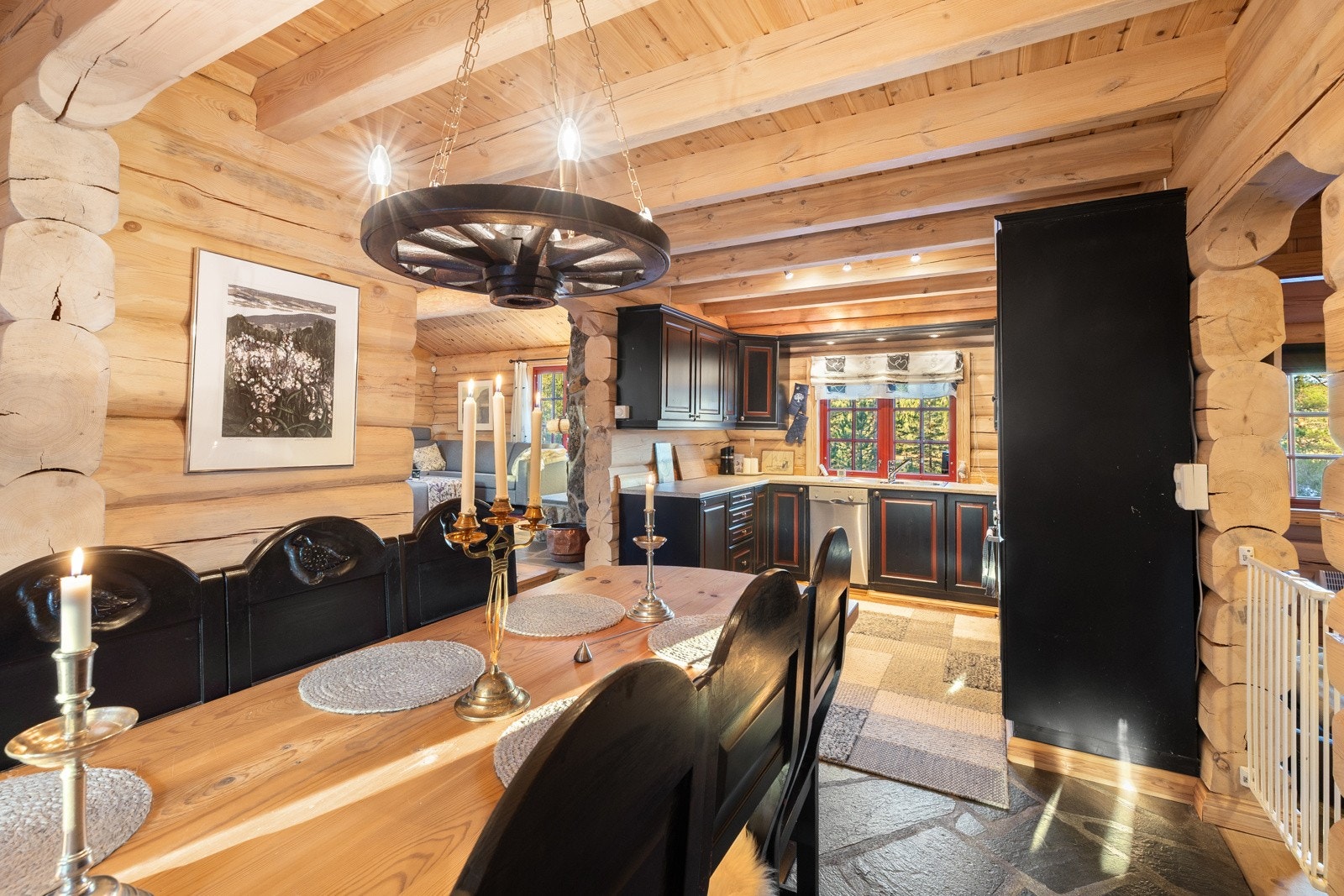 Kjøkkenet er fra 2007 og har en klassisk innredning med profilerte fronter og laminert benkeplate som gir gode, praktiske arbeidsflater. Galleribilde