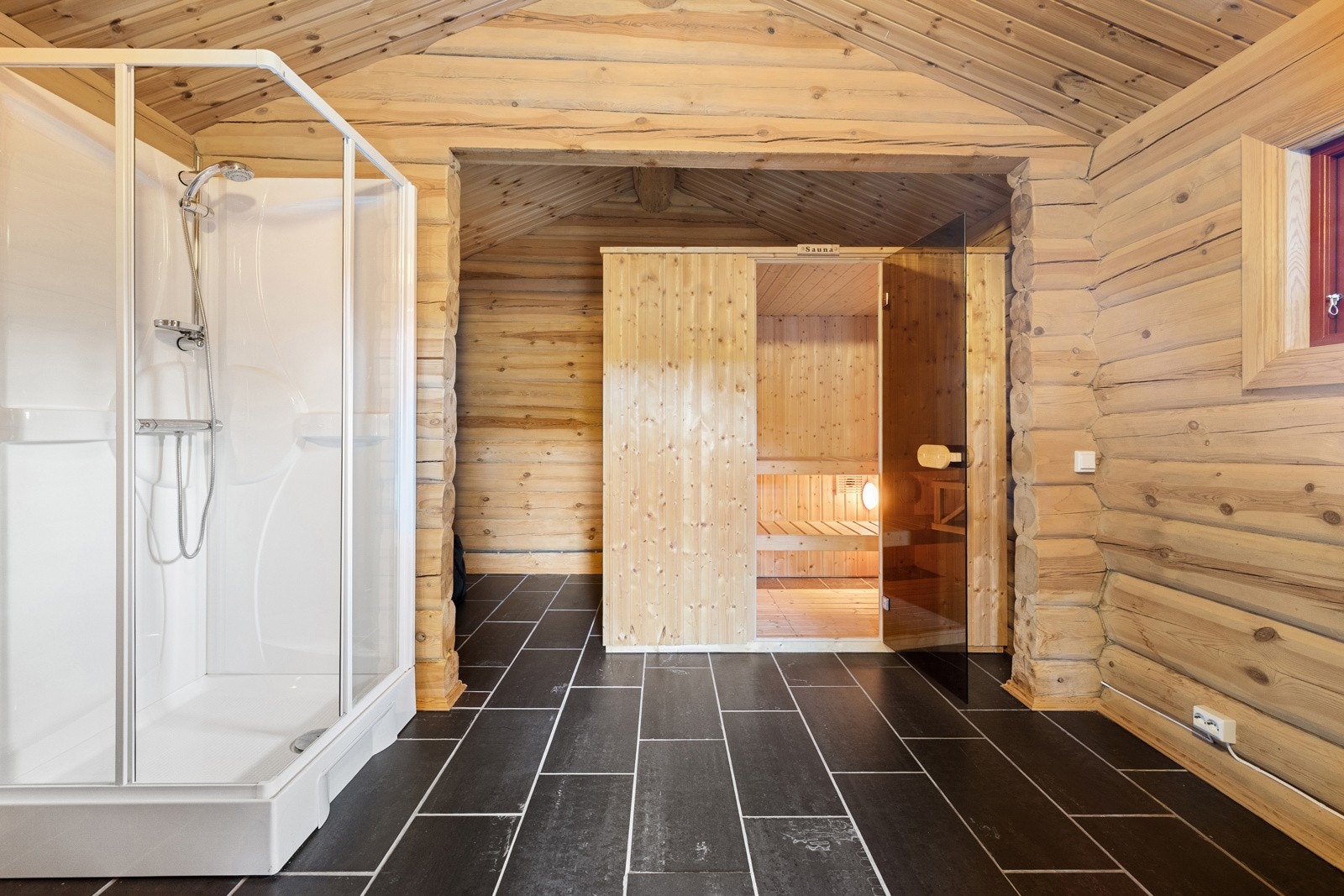 Annekset inneholder i dag en romslig badstue og dusj, og fremstår som et praktisk tilleggsareal til hytta. Rommet er fleksibelt og kan også tilrettelegges som ekstra overnattingsplass for venner og familie ved behov. Galleribilde