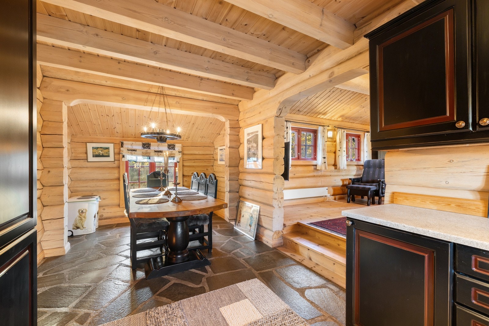 God plass til stort spisebord som skaper en naturlig samlingsplass for familie og venner. Galleribilde