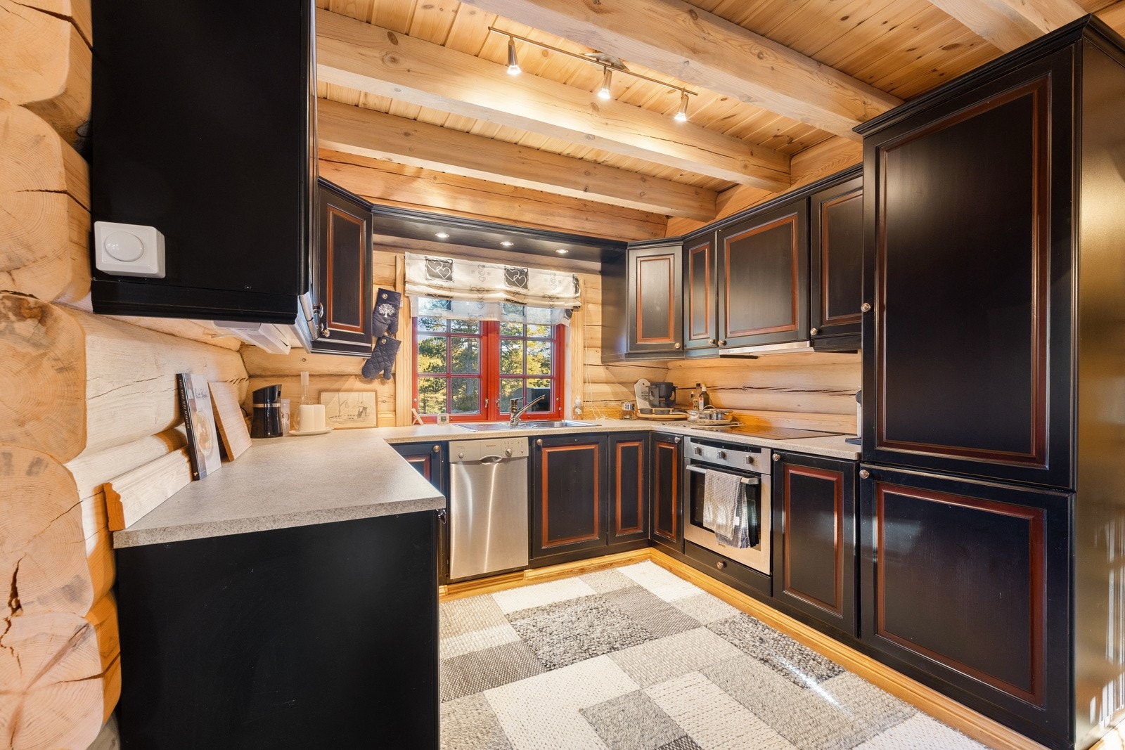 Oppvaskmaskinen er frittstående. Løsningen fremstår funksjonell og tilpasset hyttas helhetlige stil. Galleribilde