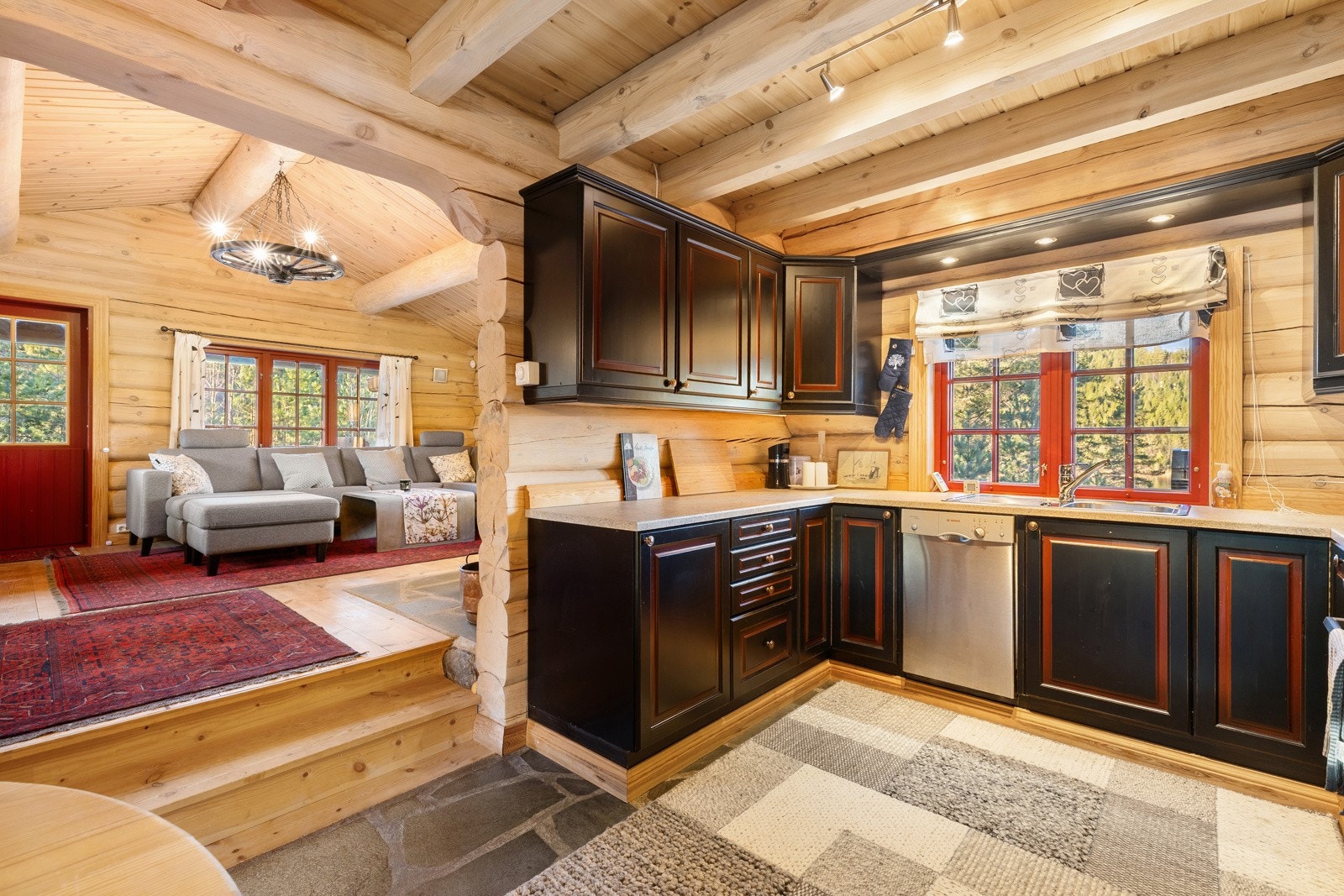 Rommet er utstyrt med integrerte hvitevarer, inkludert kjøl-/fryseskap fra 2018, platetopp og stekeovn. Galleribilde