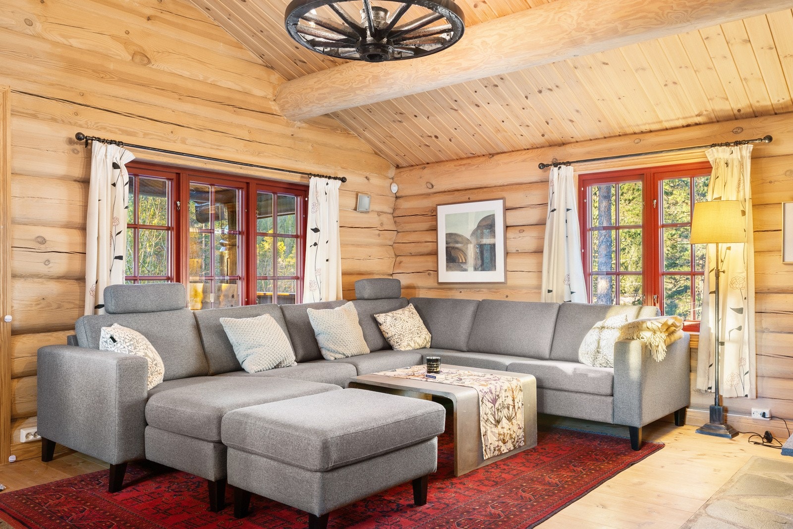 Rommet har god plass til en romslig sofagruppe med tilhørende møblement. Galleribilde