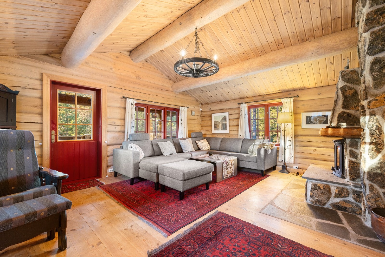 Stuen oppleves som luftig og lys, med rikelig naturlig lysinnslipp fra store vindusflater. Galleribilde