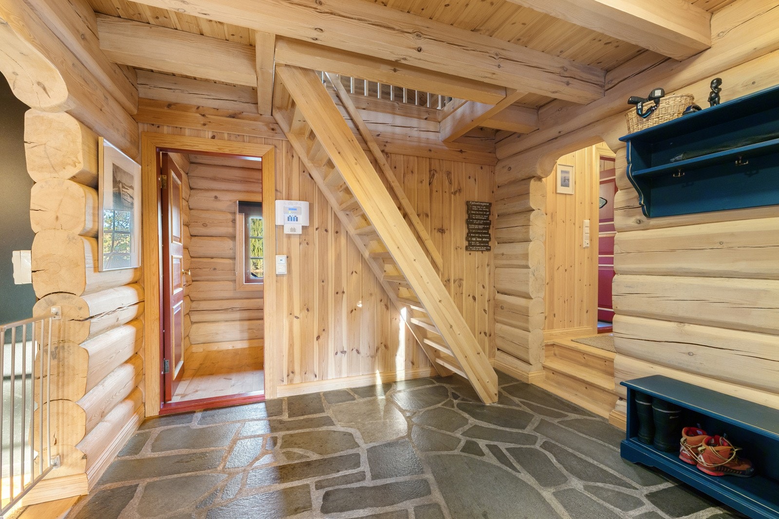 Stor og innbydende entré med god plass til skap for oppbevaring av yttertøy samt en kommode. Galleribilde