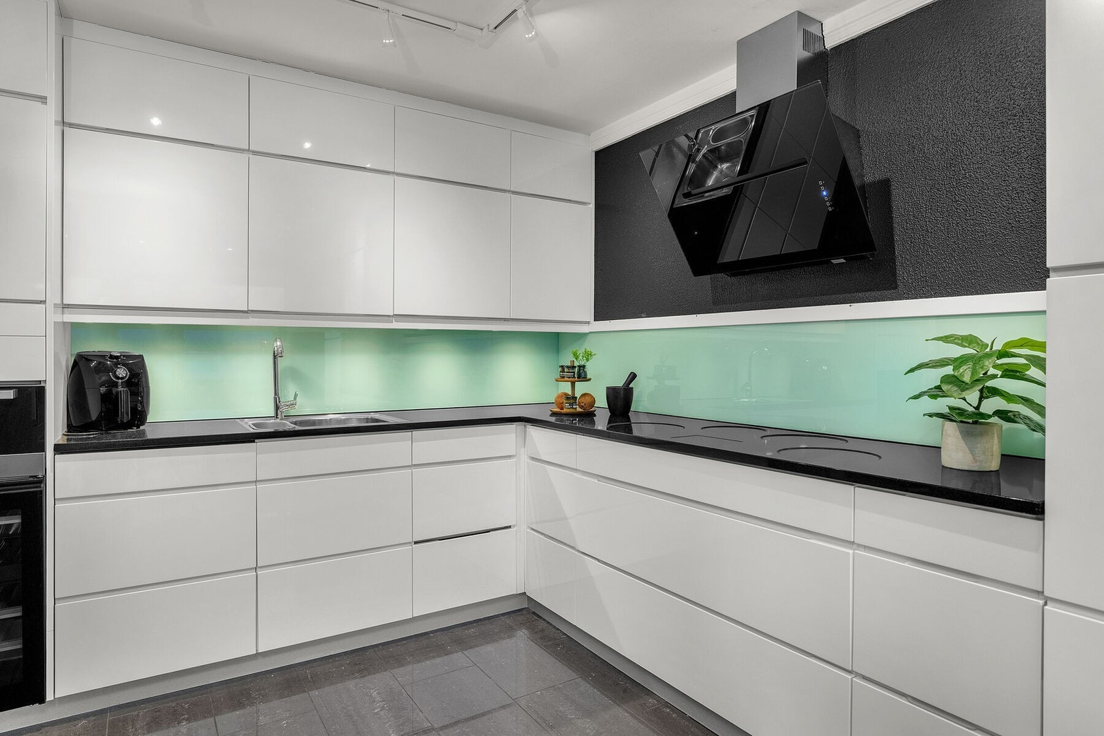 Praktisk og moderne kjøkken med god skap- og benkeplass. Galleribilde