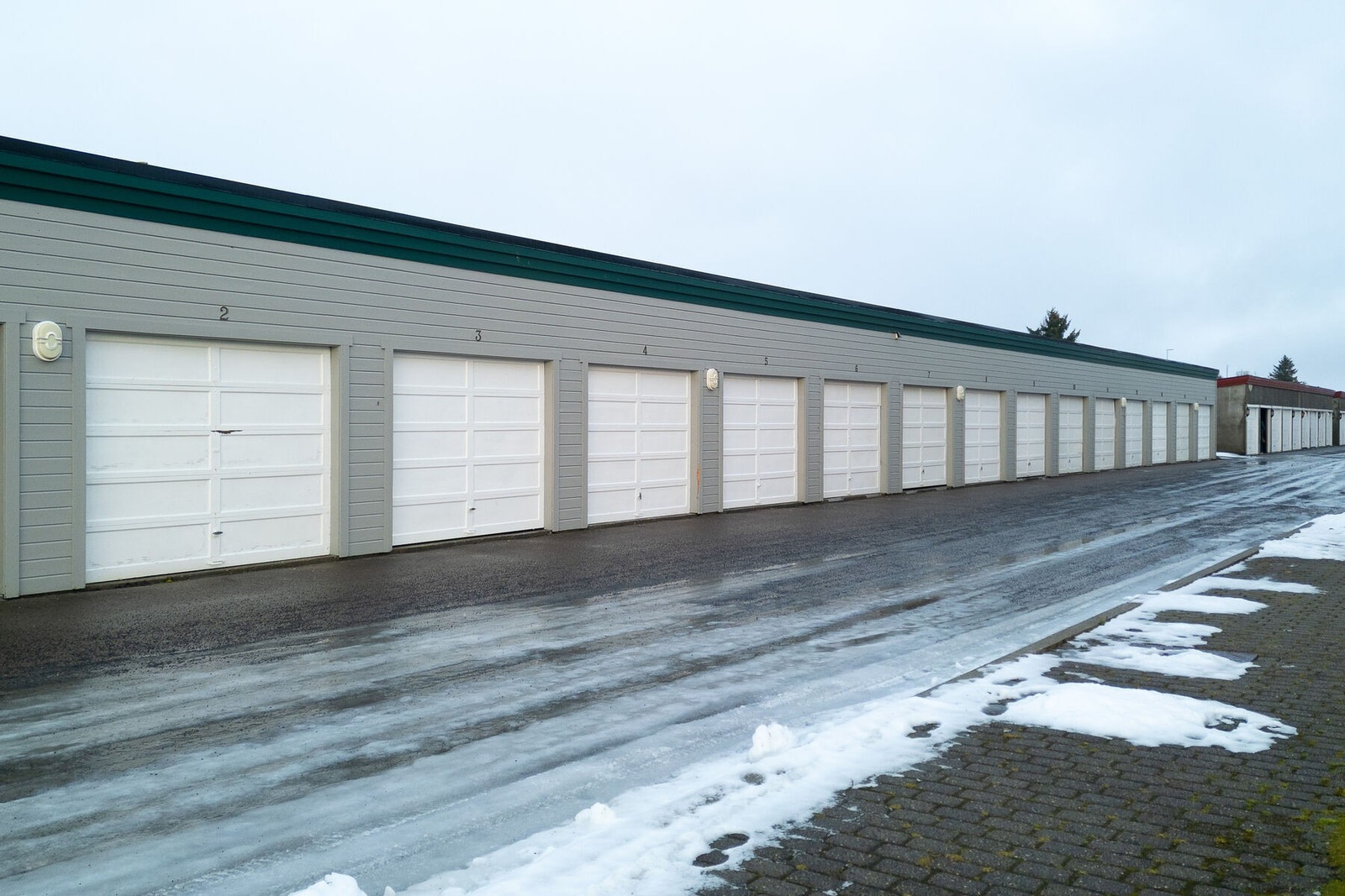 Det medfølger garasje i felles garasjerekke. Det er installert opplegg til elbil lader, men lader er ikke montert. Gjesteparkering på anviste plasser. Galleribilde